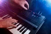 IK Multimedia UNO Synth