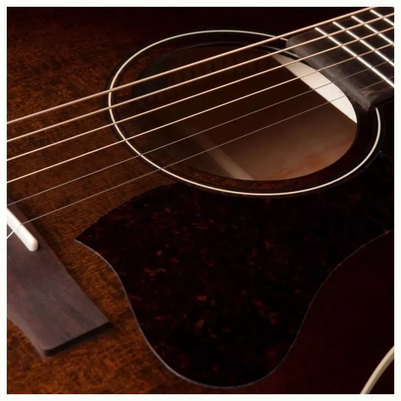 Art & Lutherie Americana Bourbon Burst
